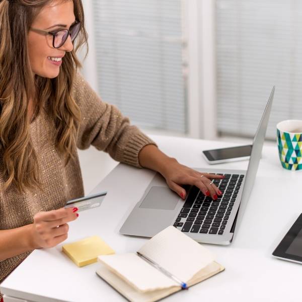 woman-looking-at-computer